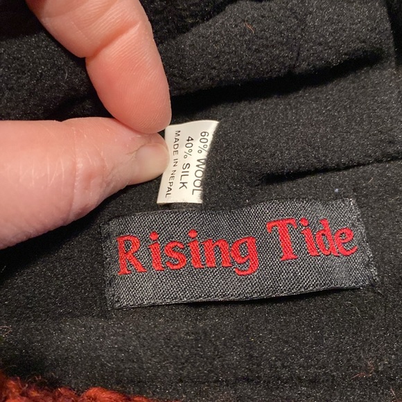 Fair Trade Recycled Silk and Wool Fleece Lined Hat and Mittens - Picture 4 of 6